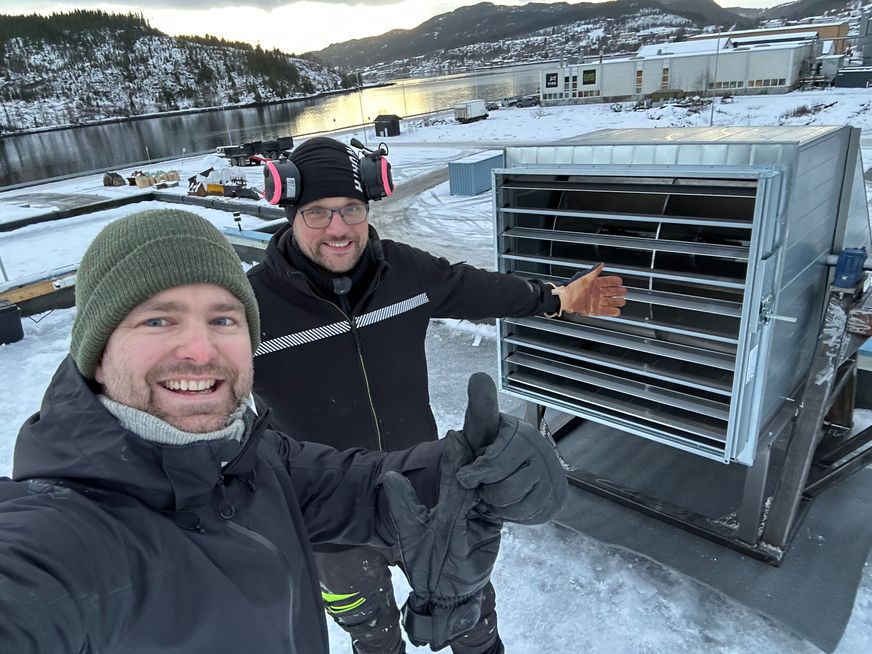 Alexander og Andreas som viser frem trykkturbiner