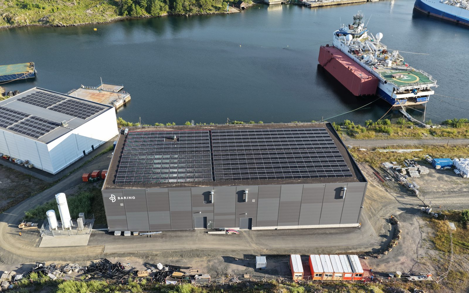 Solkraftanlegg på taket av Barings bygg ved kaia i Farsund