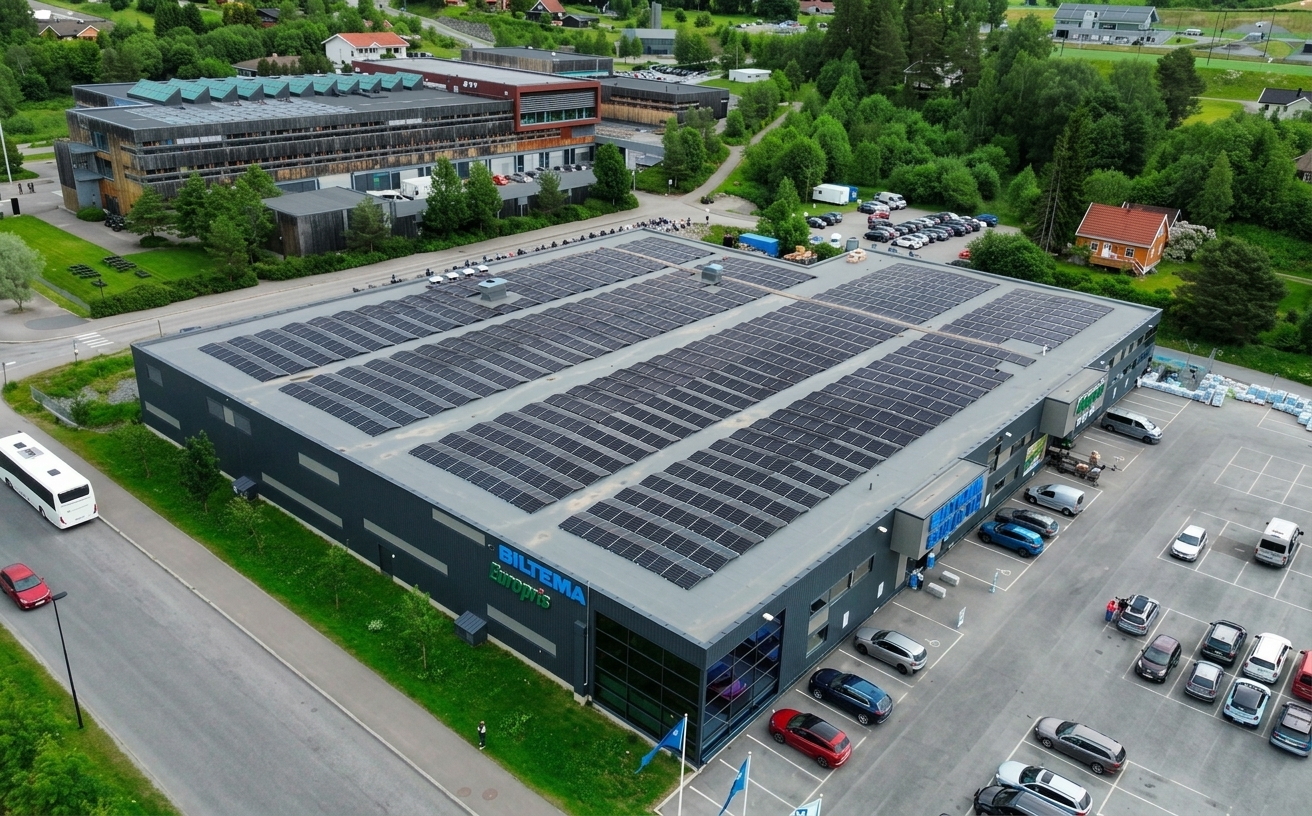 Solkraftanlegg på taket av et handelsbygg på Morstadvegen 2