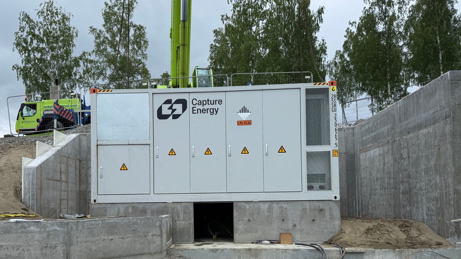 BESS-container fra Capture Energy på betongfundament på Tanberghøgda
